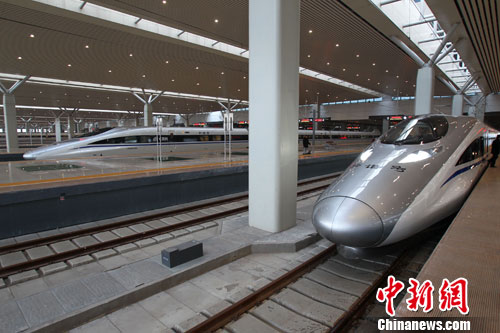 12月26日，河南鄭州，即將發(fā)車的京廣高鐵。當(dāng)日，世界上運(yùn)營里程最長的高速鐵路京廣高鐵正式開通運(yùn)營，全程2298公里，全線設(shè)計(jì)時速350公里。中新社發(fā) 王中舉 攝