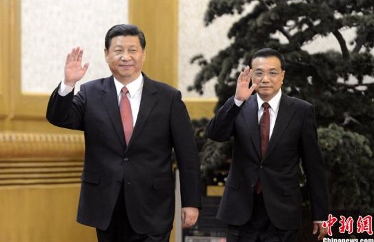 11月15日，新當選的中共中央總書記習近平和中共中央政治局常委李克強、張德江、俞正聲、劉云山、王岐山、張高麗在北京人民大會堂與中外記者見面。圖為習近平、李克強向記者揮手致意(中新社發(fā) 廖攀 攝)