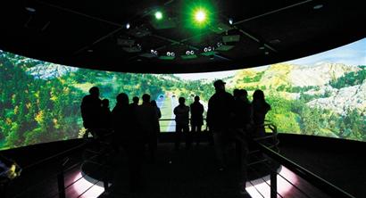 青島市規(guī)劃展覽館昨開館 千余市民爭(zhēng)看新藍(lán)圖