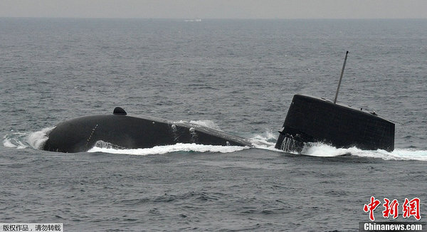 資料圖：日本海上自衛(wèi)隊潛艇浮出水面。