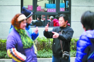 聾啞人兩口子（右紫色冬衣和右二）與親友在一起用手語(yǔ)交流。重慶晨報(bào)記者黃宇實(shí)習(xí)生蘇思攝
