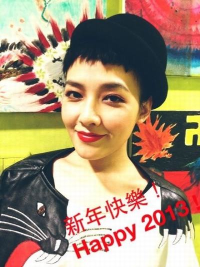明星自曝私照迎新年 賈乃亮李小璐“萌”何韻詩(shī)“囧”