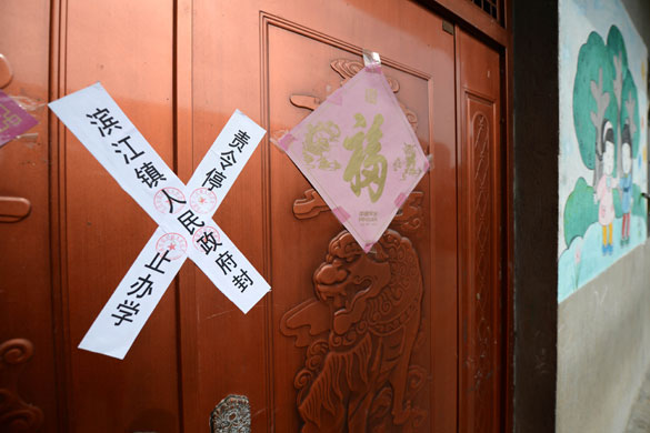 貴溪市濱江鎮(zhèn)春蕾幼兒園大門被貼上封條（2012年12月25日攝）。