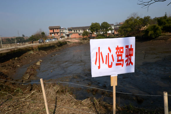 貴溪市交通部門在事故現(xiàn)場設置了“小心駕駛”警示牌（2012年12月25日攝）。