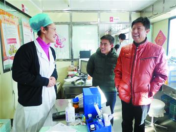 市人大代表胡兆啟、市政協(xié)委員陳明鈺建議增設(shè)愛心獻血屋
