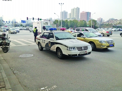 大圖為交警在事發(fā)現(xiàn)場(chǎng)，小圖為賣(mài)椰奶的面包車。視頻截圖