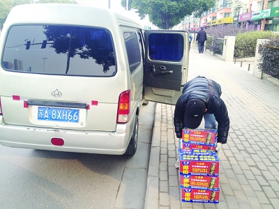 暗示違法司機(jī)“買(mǎi)椰奶可免處罰” 南京“椰奶交警”被迅速停職