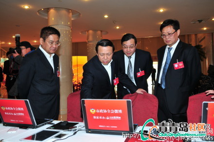 天上午市政協(xié)主席王書堅(jiān)（左二)帶領(lǐng)有關(guān)部門到政協(xié)微博互動(dòng)區(qū)指導(dǎo)工作。