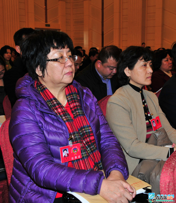 兩會(huì)日?qǐng)?bào)：減輕學(xué)生過重課業(yè)負(fù)擔(dān) 建設(shè)城市大交通