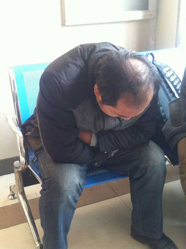 病房外，袁厲害的大兒子杜鵬很難過。央視網(wǎng)記者王在華攝