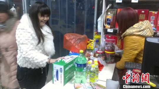 圖為因店內(nèi)飲用水售一空，一邯鄲市民只能采購牛奶和蘇打水　馬繼前　攝