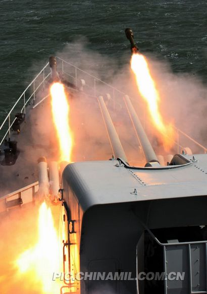 資料圖：中國(guó)海軍某驅(qū)支精確打擊“敵潛艇”。