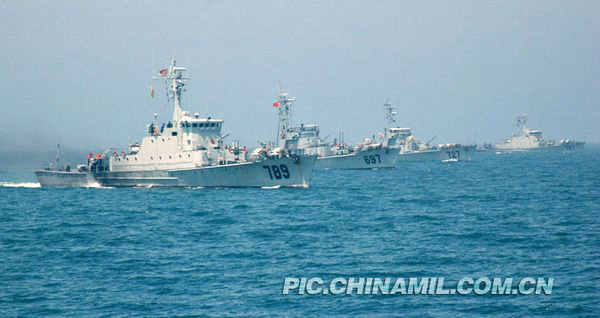 資料圖：中國(guó)海軍某獵潛艇大隊(duì)機(jī)動(dòng)反潛演練。