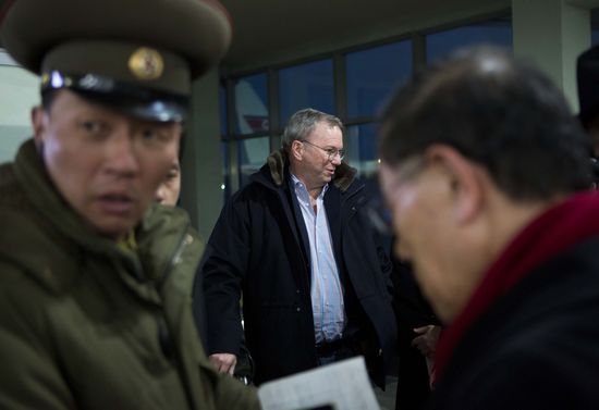 7日，谷歌董事會(huì)執(zhí)行主席埃里克·施密特（中）一行抵達(dá)朝鮮首都平壤。