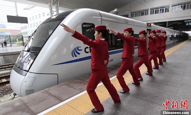動姐擺“動車style”迎蛇年春運(yùn)