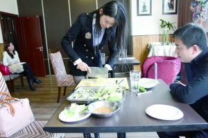 前來(lái)征婚的姑娘們先要接受四個(gè)評(píng)委對(duì)其形象、生活、慈善、情感4方面的考核。
