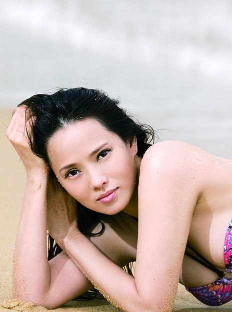 43歲伊能靜穿著大膽拍新年寫(xiě)真
