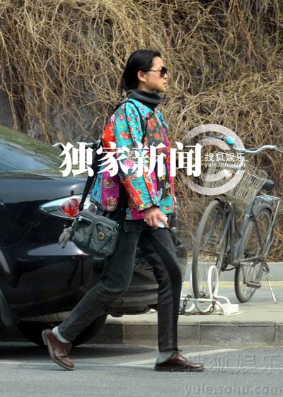 倪萍戴了副墨鏡，顯得很匆忙