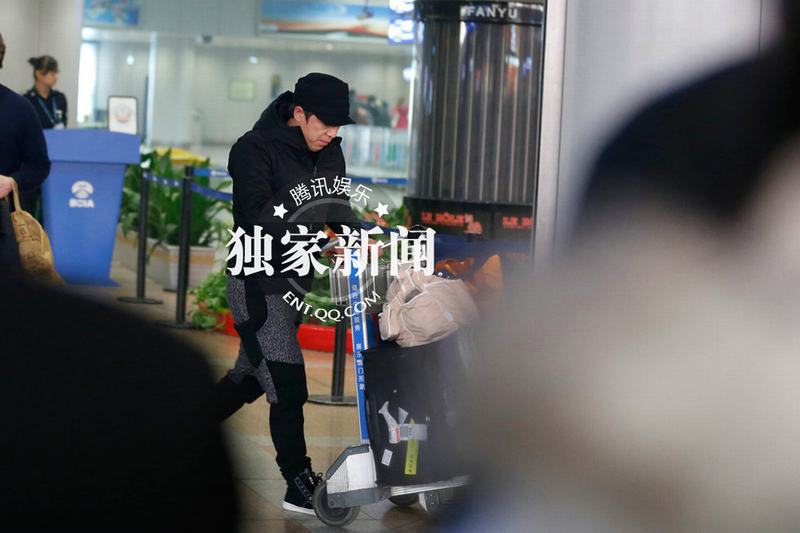 黃渤攜妻女度假歸來(lái)豪車(chē)返家 兩歲女兒正面照曝光
