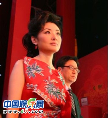 董卿周濤臺(tái)下緊張背詞 春晚主持人罕見(jiàn)后臺(tái)照曝光