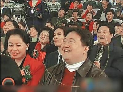 兔年春晚剛剛落幕，一則名為“盤踞春晚十余年，史上最牛春晚觀眾出爐”的帖子在網(wǎng)上流傳。從截圖中清晰可見(jiàn)，從2001年到2010年，“笑臉哥”每年如約出現(xiàn)在春晚現(xiàn)場(chǎng)，兔年春晚也不例外。