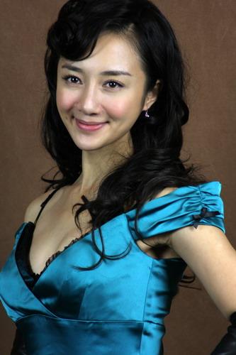 李依曉的身影遍布熒屏，以清新、甜美的姿態(tài)迅速走進(jìn)人們的視野，為觀眾所熟知、喜愛。