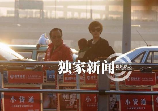 追星：孫儷獨(dú)抱愛子父親接機(jī) 何潔被“鎖喉”秀恩愛柴靜黑臉離京