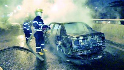 撞上護欄，惹“火”小轎車