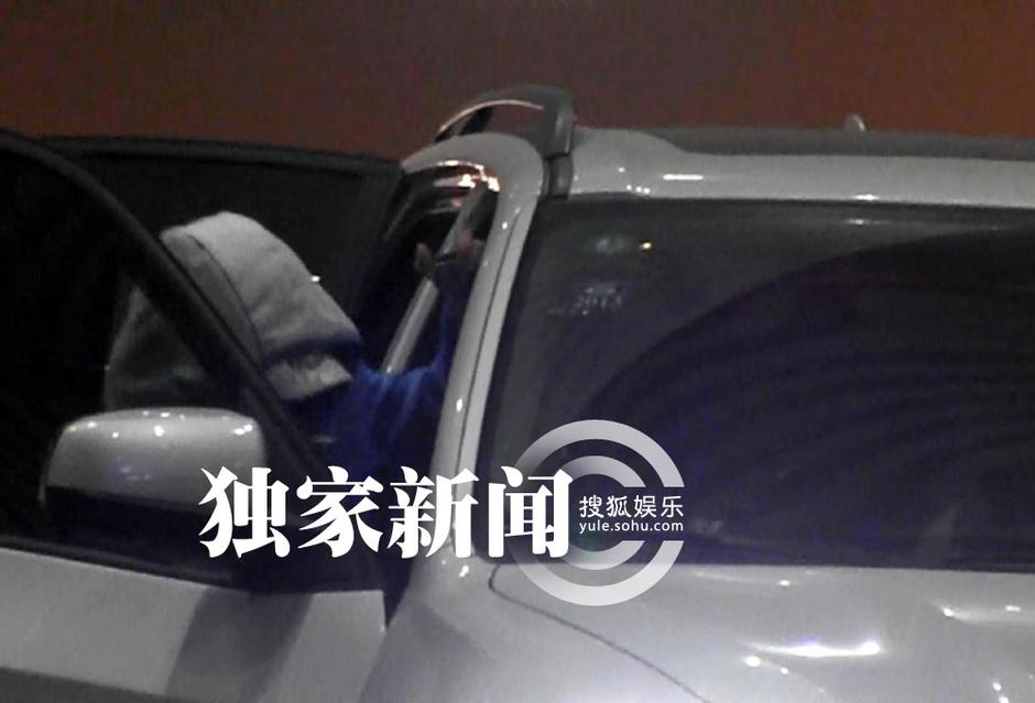 王寶強低調回京 愛妻開豪車接機共返愛巢