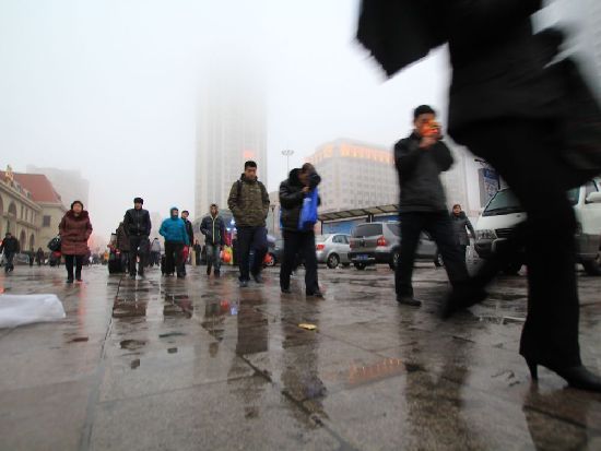 風(fēng)雨無阻回家路 實拍青島春運表情