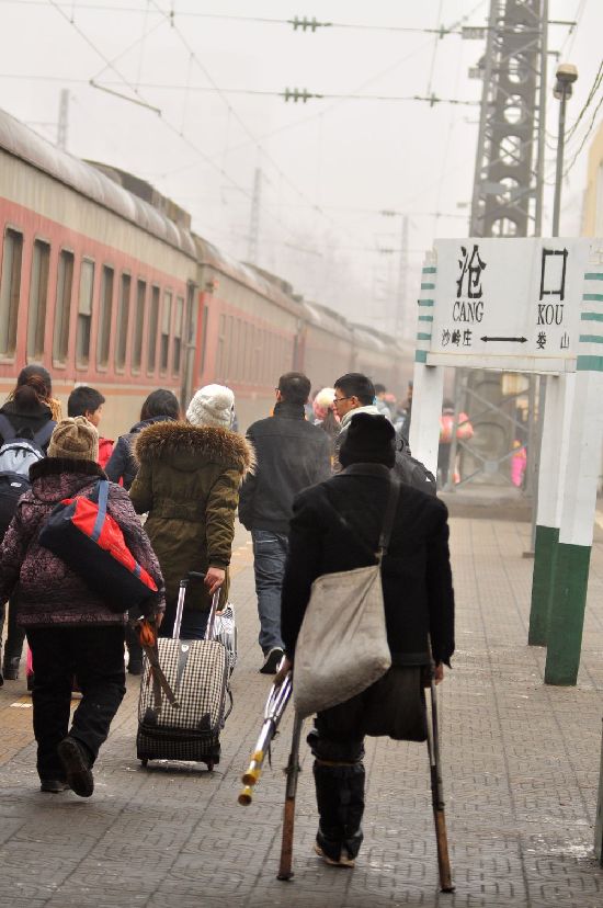 風(fēng)雨無阻回家路 實拍青島春運表情