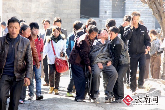 66歲的村民許紹忠妻子今天才安葬，家園也在今天被毀，悲傷中昏迷多次。