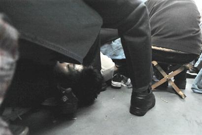 農(nóng)民工45小時(shí)回家路:人聲鼎沸站著睡
