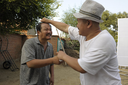 《鄉(xiāng)村愛情》里的演員都是本山傳媒集團(tuán)下的演員，是本山的弟子