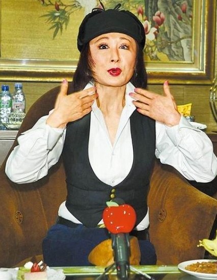 潘迎紫不小心腰間現贅肉。