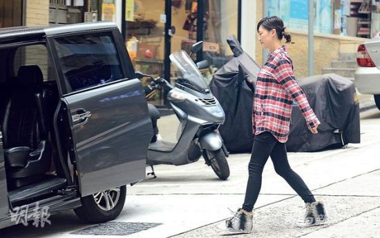 懷孕接近4個月的應采兒開始圓潤發(fā)福，不過依然健步如飛。