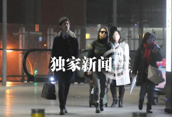 每日追星：高圓圓低調抵京回應分手傳言 周星馳被周秀娜“羞辱”