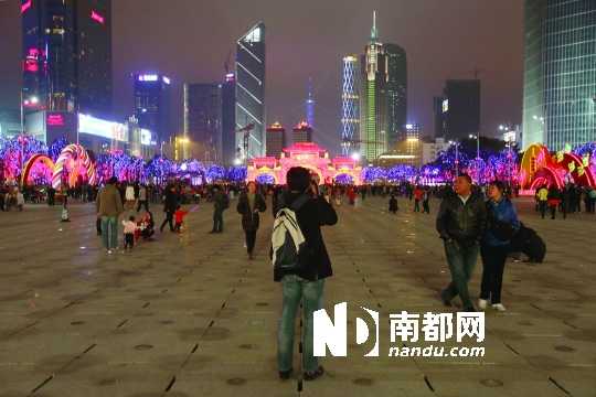 昨晚，不少市民到天河體育中心外的廣場上游覽。實(shí)習(xí)生 黃宇飛 南都記者 張志韜 攝