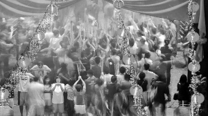 2月9日，新加坡市民在農(nóng)歷除夕夜到新加坡滑鐵盧街的一間廟里祈福。