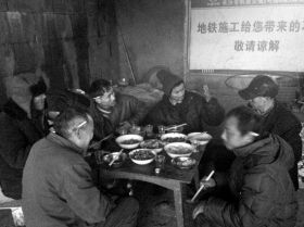 2月9日，流浪者在除夕聚在一起吃團(tuán)年飯。