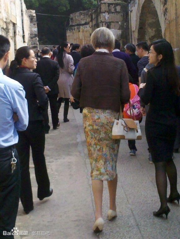 郭晶晶霍啟剛情人節(jié)逛虎門炮臺(tái) 身材扁平無孕相