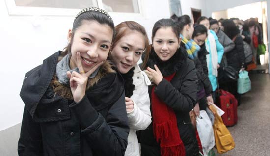 揭秘中國藝考現(xiàn)場(chǎng)：泳裝上陣堪比選妃
