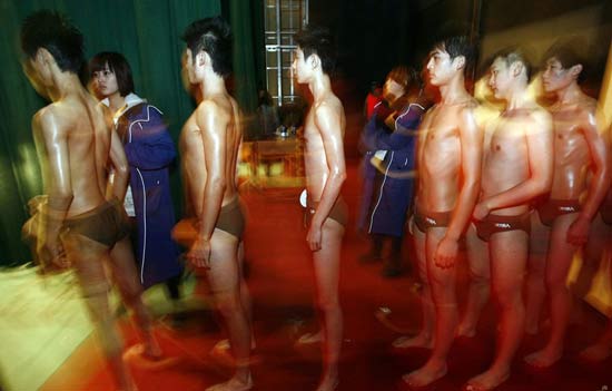 揭秘中國藝考現(xiàn)場(chǎng)：泳裝上陣堪比選妃