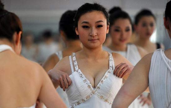 在藝考中，女學(xué)生為了追求更好的狀態(tài)亮相，掀起整容熱潮
