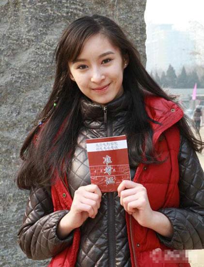 在藝考中，女學(xué)生為了追求更好的狀態(tài)亮相，掀起整容熱潮