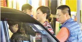陳小春陪應采兒做產(chǎn)檢貼心伺候