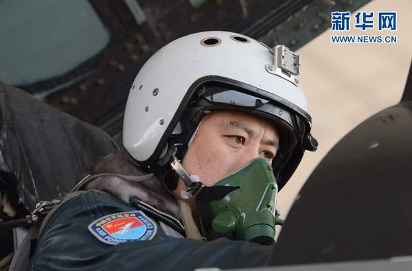 起飛前，大隊長馬剛精心檢查戰(zhàn)機。