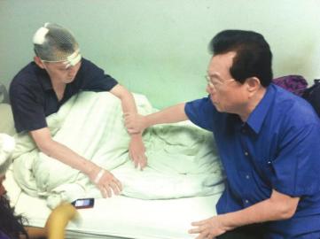 2011年李天一傷人后，父親李雙江看望受害者