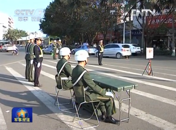 央視視頻截圖：解放軍加強(qiáng)軍車檢查。