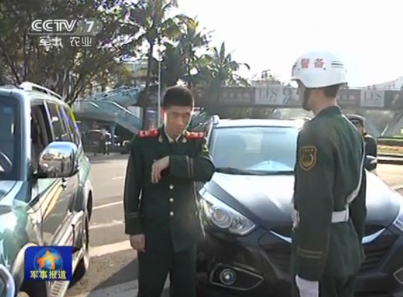 視視頻截圖：解放軍進行軍車轉(zhuǎn)向整治。